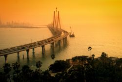 Il Bandra-Worli Sea Link al crepuscolo, Mumbai, India. Noto anche come Rajiv Gandhi Sea Link, è un celebre ponte carrabile che collega il sobborgo di Bandra, nel nord di Mumbai, con Worli, ...