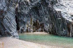 I basalti prismatici o a canne d'organo delle Gole dell'Alcantara in Sicilia.
