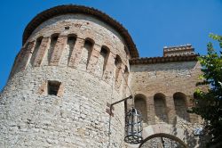 Il bastione di Porta Santa Maria per accedere al borgo di Corciano - © Mi.Ti. / Shutterstock.com
