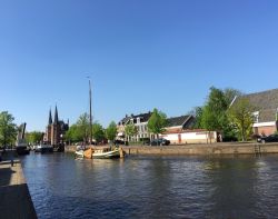 Il battello Skutsje naviga attraverso il Prinsengracht, Sneek, Olanda.
