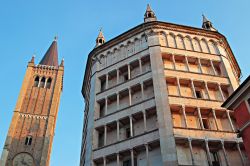 Gioco di luci e ombre su battistero e campanile di Piazza Duomo a Parma - il bellissimo Battistero di Parma, costruito tra il XII e il XIII secolo, svetta magnificamente nella Piazza del Duomo ...