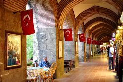 Il bazar di Koza Han a Bursa, Turchia. Venne costruito nel 1491 ed è celebre per la vendita di seta - © Ilker Girit / Shutterstock.com