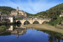 Il bel castello di Estaing, lungo il Cammino di Compostela, Francia. Nel 1836 venne acquistato da un ordine di monache che lo adibirono a convento, scuola e casa di riposo. E' uno dei monumento ...