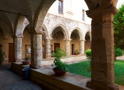 Il bel cortile della chiesa di San Domenico Maggiore a Taranto, Puglia. L'intero edificio sorge su un tempio pagano di stile dorico che risale al V° secolo a.C - © Alvaro German ...