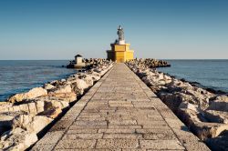 Il bel faro di Punta Sabbioni a Jesolo, Veneto.
