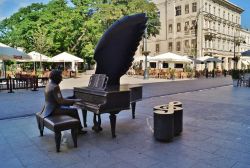 Il bel monumento a Arthur Rubinstein (1887-1982), Lodz, Polonia. La scultura ritrae il pianista classico polacco americano intento a suonare - © Mariola Anna S / Shutterstock.com