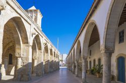 Il bel portico della chiesa di San Lazzaro a Larnaka, isola di Cipro - © Gimas / Shutterstock.com