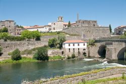 Il bel villaggio di Barcelos, Portogallo, affacciato sul fiume Cavado. E' un interessante mix di testimonianze architettoniche e paesaggi naturali.
