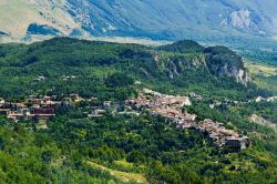 Il bel villaggio di Caramanico Terme, Abruzzo, Italia. La cittadina abruzzese, in provincia di Pescara, è immersa nel tipico ambiente appenninico.
