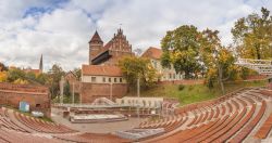 Il bell'anfiteatro nei pressi del castello di Olsztyn, Polonia.
