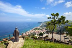 Il belvedere di San Costabile a Castellabate, Campania, Italia. Da questa terrazza panoramica sospesa sul mare di possono ammirare splendidi tramonti oltre che un'impareggiabile vista della ...