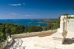 Il belvedere di Vrsar, Croazia. Pittoresca località di pescatori, Vrsar vanta un ricco patrimonio storico-artistico e una storia di oltre duemila anni.
