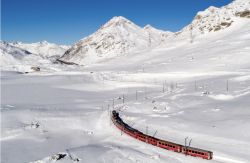 Il Bernina Express in inverno, il trenino rosso delle Alpi che collega Tirano a St Moritz e passa per Poschiavo (Svizzera).
