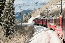 Il Bernina Express in inverno nei pressi di Poschiavo in Svizzera - © Fed Photography / Shutterstock.com