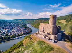 Il Bernkastel Burgruine a Landshut, Germania, vecchio castello affacciato sul fiume Mosella (Baviera).
