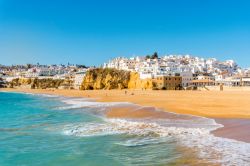 Il bianco borgo marinaro di Albufeira e la spiaggia ...