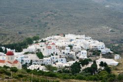 Il bianco villaggio di Pyrgos sull'isola di Tino, Grecia.

