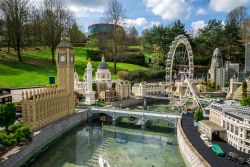 Il Big Ben e la London Eye al parco divertimenti di Legoland a Windsor, Regno Unito. Si estende su 60 ettari di terreno: qui i bambini dai 2 ai 12 anni potranno divertirsi con giostre, attrazioni, ...