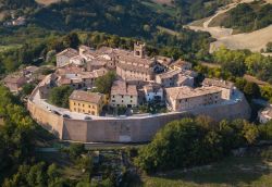 Il borghetto di Montefabbri, un viallaggio medievale nel comune di Vallefoglia, provincia di Pesaro ed Urbino, Marche