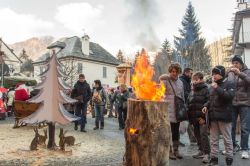 Le suggestive stufette ricavate nei tronchi d'abete durante i mercatini di Natale a Santa Maria Maggiore