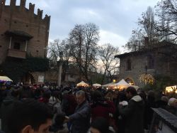 Il borgo antico di Grazzano Visconti all'imbrunire ...