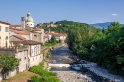 Il borgo antico di Pontremoli in Lunigiana, Toscana, con il duomo di Santa Maria del Popolo sullo sfondo.
