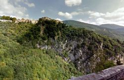 Il borgo arroccato di Castello del Matese in Campania