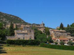 Il borgo arroccato di Maubec