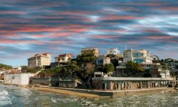 Il borgo costiero di Castiglioncello sul mare della Toscana al tramonto.