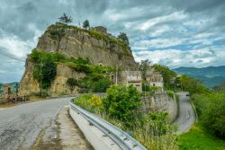 Il borgo di Aliano tra i monti della Basilicata.