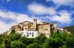 Il borgo di Ameglia in Liguria, Provincia di La Spezia - © LianeM / Shutterstock.com