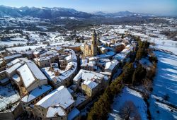 Il borgo di Apiro in inverno, dopo una nevicata sui monti delle Marche