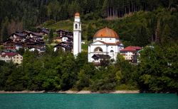 Il borgo di Auronzo di Cadore, Veneto, visto dal lago di Santa Caterina. Sia in estate che in inverno, il turismo è fra le principali fonti economiche di questo territorio.

