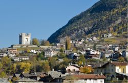 Il borgo di Aymavilles ed il castello medievale che domina la cittadina della Valle d'Aosta - © Erick Margarita Images / Shutterstock.com