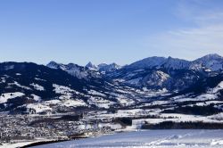 Il borgo di Bad Hindelang in inverno con la neve, Baviera, Germania.
