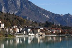 Il borgo di Barcis si riflette sul lago omonimo della Carnia