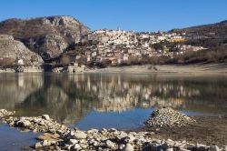 Il borgo di Barrea riflesso in inverno nelle acque del lago, Abruzzo, Italia.



