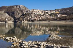 Il borgo di Barrea riflesso in inverno nelle ...