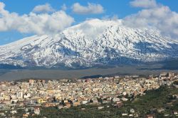 Il borgo di Bronte, sul versante occidentale dell'Etna, in Sicilia, fotografato in inverno