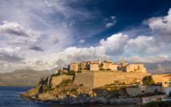 Il borgo di Calvi sulla costa nord della Corsica, Francia