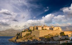 Il borgo di Calvi sulla costa nord della Corsica, Francia