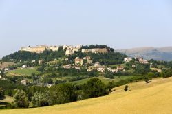Il borgo di Camerino nelle Marche, in posizione panoramica su di una collina