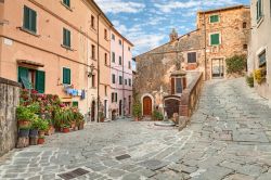 Sulle orme del celebre poeta toscano: Castagneto Carducci è un borgo della provincia di Livorno, non distante da San Guido e Bolgheri, la celebre strada dei cipressi. Tra le strade del ...