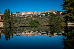 Il borgo di Castagneto Carducci riflesso in una piscina: siamo in Toscana sulla Costa degli Etruschi  - © robertonencini /shutterstock