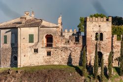 Il borgo di Castellaro Lagusello sulle colline vicino al Lago di Garda in Lombardia