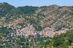 Il borgo di Castelmezzano sulle dolomiti lucane, fotografato da una delle montagne circostanti - © Mi.Ti. / Shutterstock.com