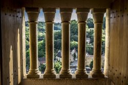 Il borgo di Castelnaud-la-chapelle, in Francia fotografato da una finestra del castello - © csp / Shutterstock.com