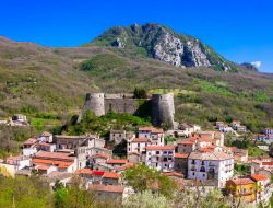 Il borgo di Cerro al Volturno, uno dei borghi gioelli del Molise - © leoks / Shutterstock.com