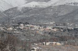 Il borgo di Cervaro nel frosinate (Lazio) dopo una debole nevicata - © Antonio Nardelli / Shutterstock.com