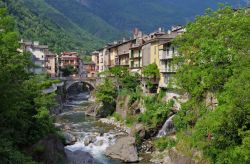 Il borgo di Chiavenna, in Lombardia, sul fiume Mera. In passato questa località fu un importante centro strategico nel cuore della Rezia sulla strada fra la Pianura Padana e il bacino ...